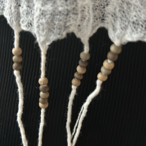 Lightweight scarf with natural colored beads - Picture 4 of 4